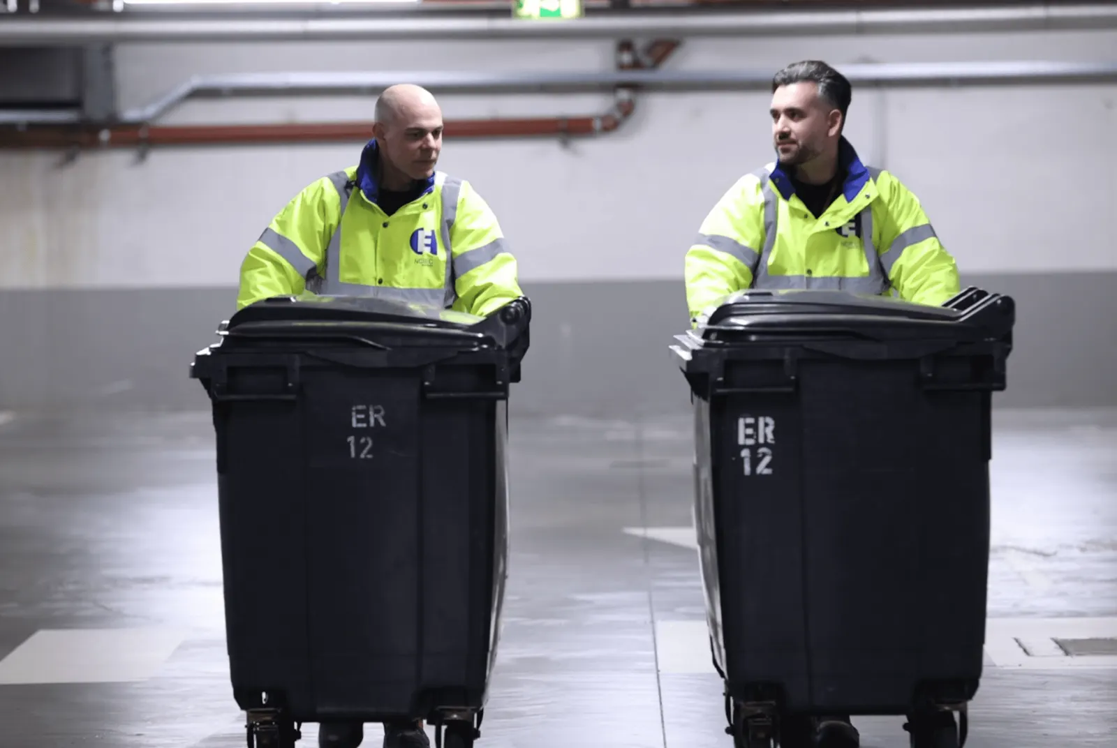 Deux agents NCIEC en tenue haute visibilité