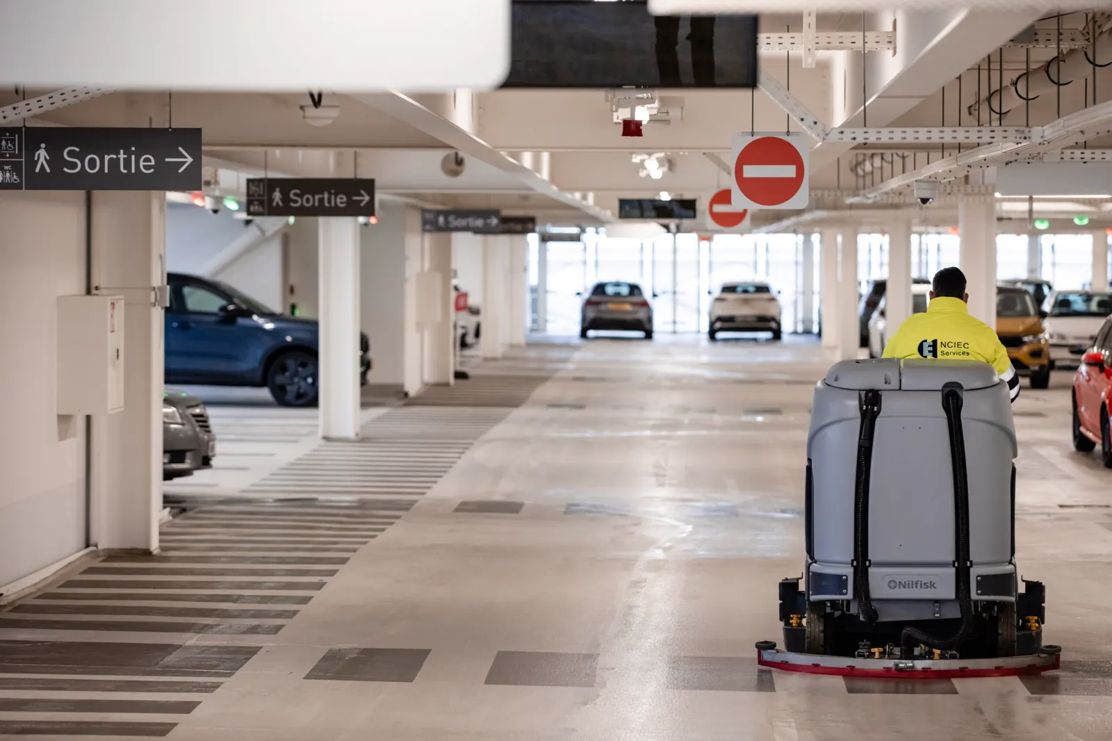 Autolaveuse NCIEC dans un parking souterrain