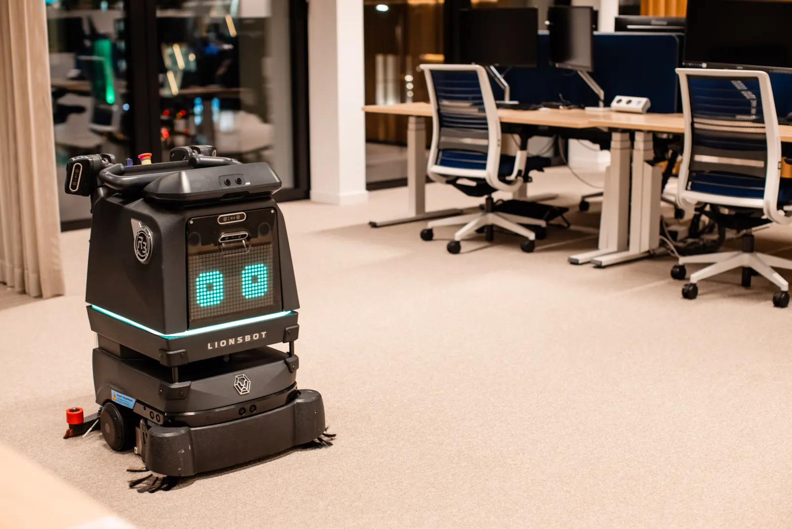 Robot autonome de lavage des sols dans un plateau de bureaux